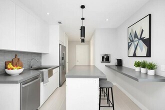 325 E 5th St, Unit F3 in New York, NY - Building Photo - Building Photo