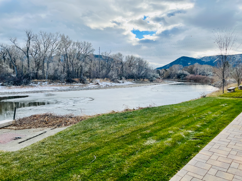 1011 River Dr in Livingston, MT - Foto de edificio