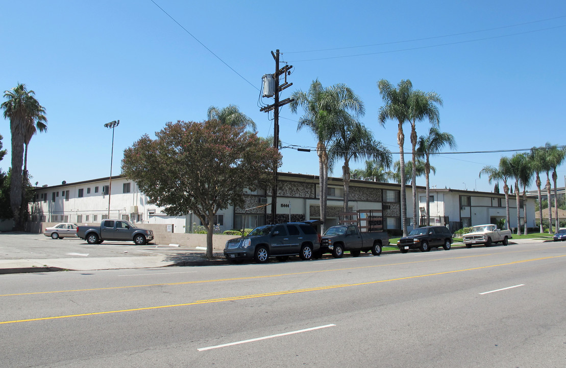 15444-15454 Chatsworth St in Mission Hills, CA - Building Photo