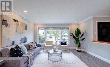 47 Montvale Dr in Toronto, ON - Building Photo - Building Photo