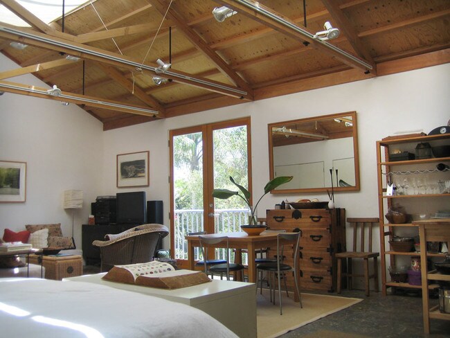 656 Angelus Pl in Los Angeles, CA - Building Photo - Building Photo