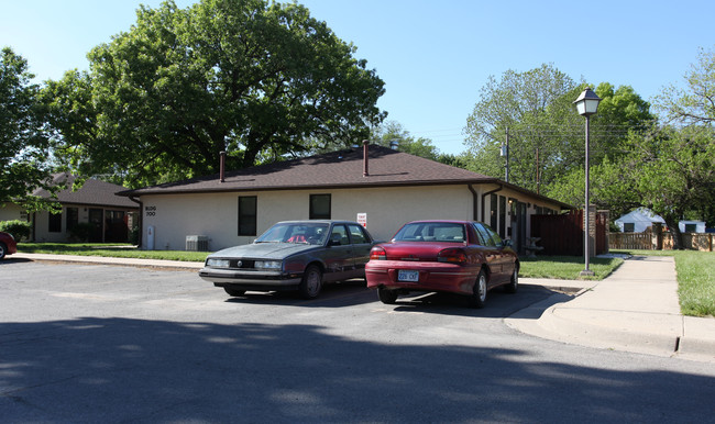 La Colonia in Topeka, KS - Foto de edificio - Building Photo