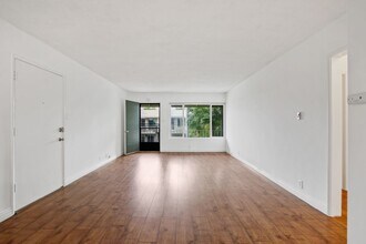 939 E Appleton St in Long Beach, CA - Foto de edificio - Building Photo
