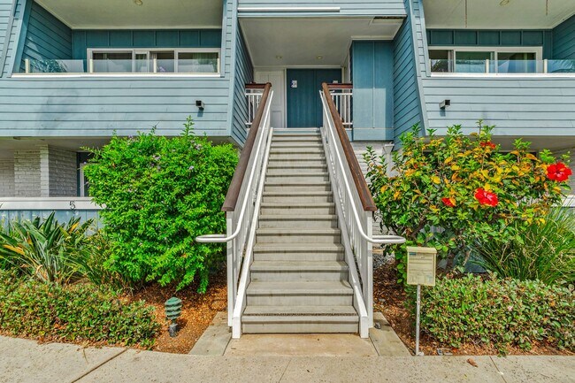24 Montego Ct in Coronado, CA - Building Photo - Building Photo