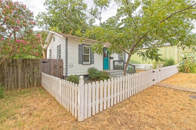 206 E 6th St in Georgetown, TX - Building Photo - Building Photo