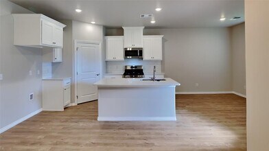 6809 Labelle Dr in Warr Acres, OK - Building Photo - Building Photo
