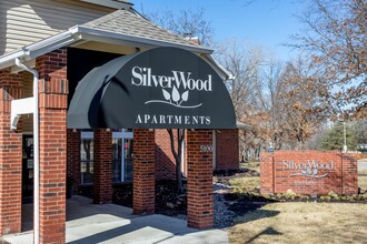 Silverwood Apartments in Mission, KS - Foto de edificio - Building Photo