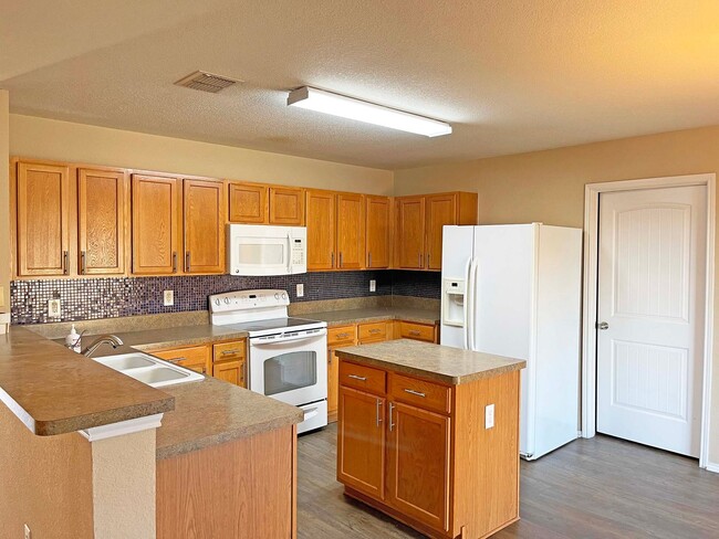 105 Blackforest Rd in Krum, TX - Building Photo - Building Photo