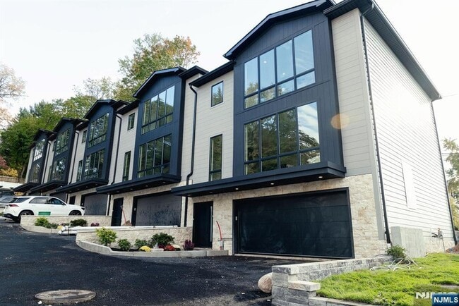 401 Grand Ave in Leonia, NJ - Foto de edificio - Building Photo