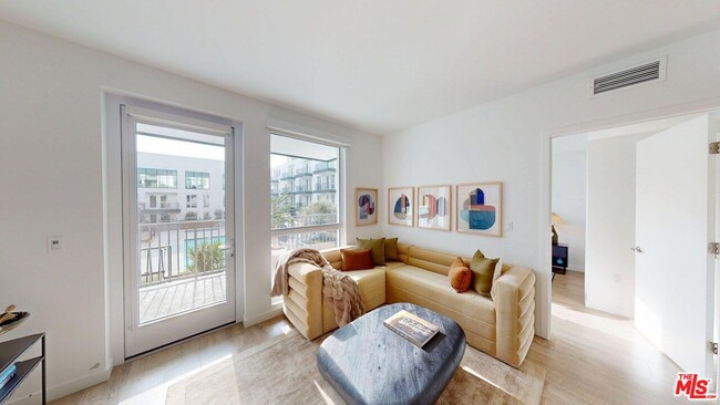 2455 Overland Ave in Los Angeles, CA - Building Photo - Building Photo