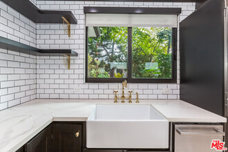 315 Vernon Ave-Unit -315 1/2 in Los Angeles, CA - Building Photo - Building Photo
