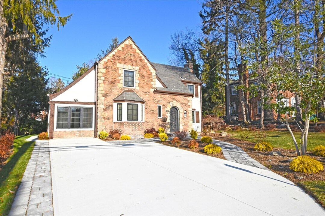 115 Old Mill Rd in Great Neck, NY - Building Photo