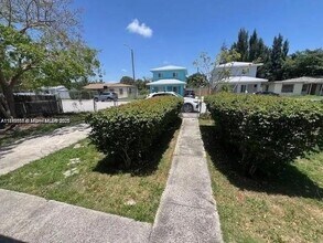 10470 SW 172nd St in Miami, FL - Building Photo - Building Photo