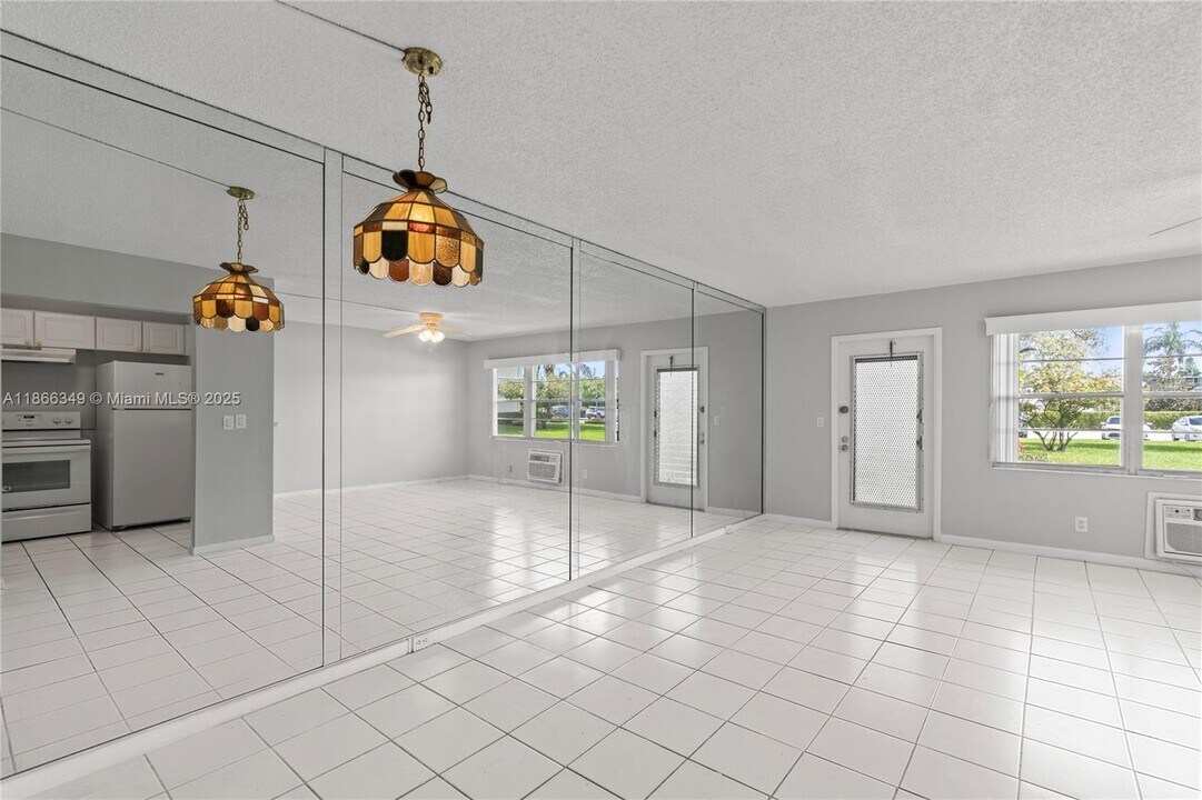 555 Fanshaw N in Boca Raton, FL - Building Photo