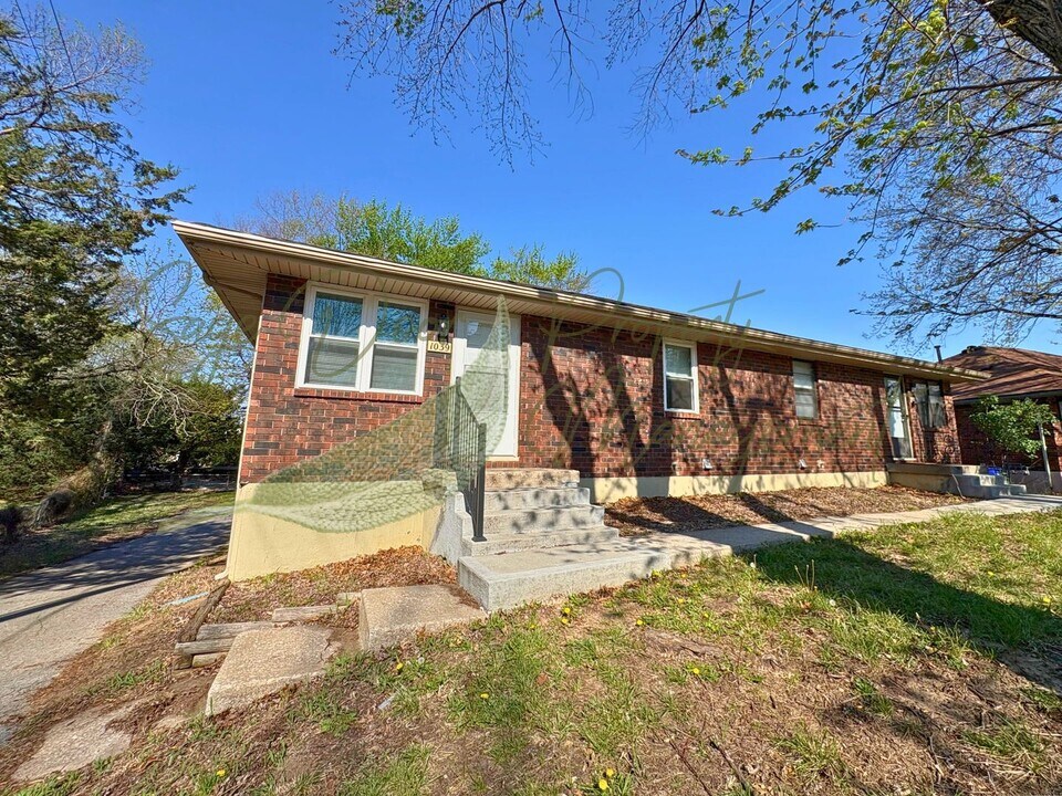 1037-1039 SW Kingscross Rd in Blue Springs, MO - Building Photo