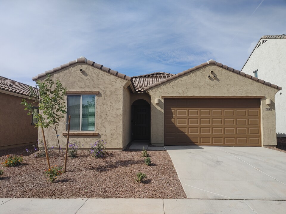 5032 S 251st Dr in Buckeye, AZ - Foto de edificio