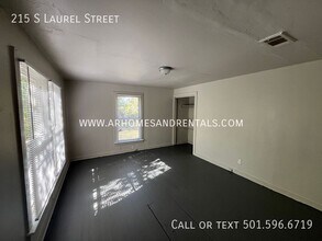 215 S Laurel St in North Little Rock, AR - Foto de edificio - Building Photo