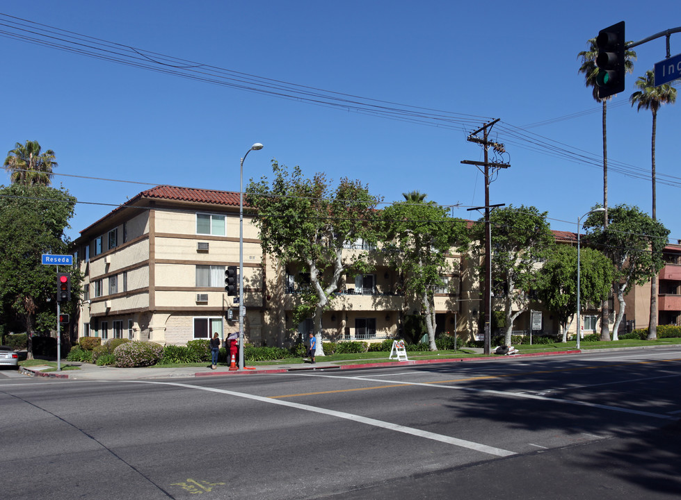 Royal Garden Apartments in Reseda, CA - Foto de edificio