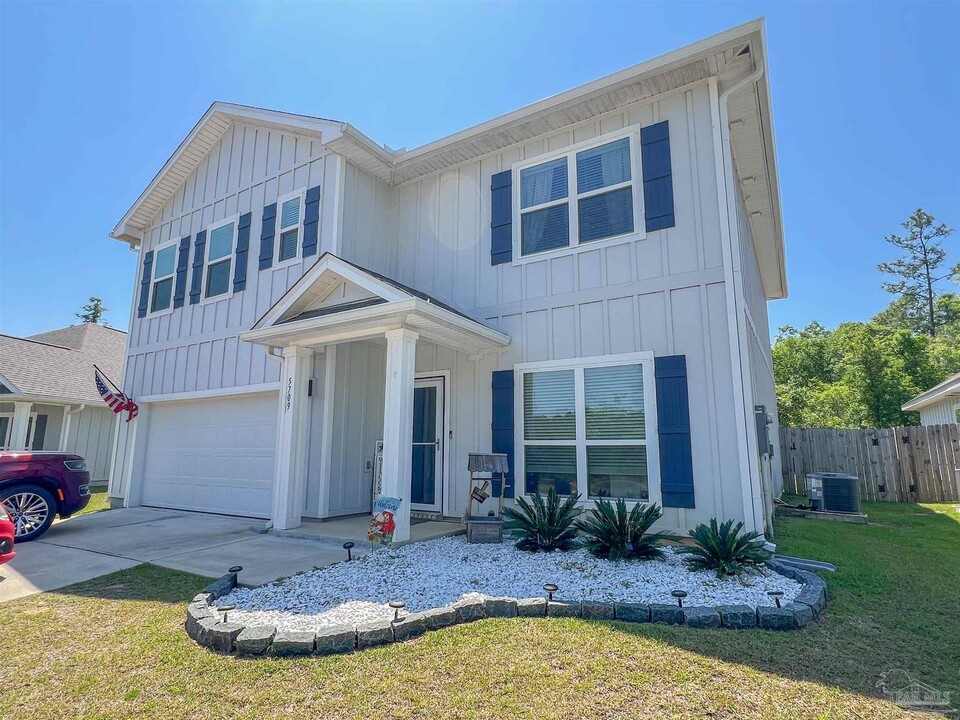 5709 Danbury Blvd in Milton, FL - Building Photo