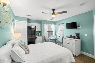 8730 Thomas Dr in Panama City Beach, FL - Foto de edificio - Building Photo