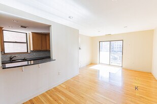 96 Gainsborough St, Unit 206W in Boston, MA - Building Photo
