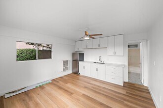 105 Avenida Carmelo in San Clemente, CA - Building Photo - Building Photo
