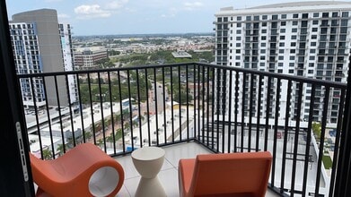 5252 Northwest 85th Court, Unit 18XX in Doral, FL - Foto de edificio - Building Photo