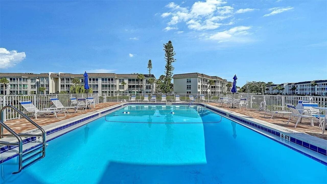 4330 Falmouth Dr in Longboat Key, FL - Building Photo