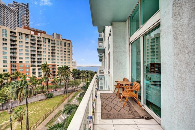 1900 N Bayshore Dr, Unit 816 in Miami, FL - Foto de edificio - Building Photo