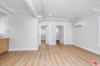 4524 Laurel Canyon Blvd in Valley Village, CA - Building Photo - Building Photo