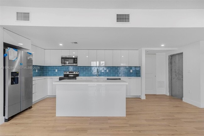 16955 SW 100th Ave in Miami, FL - Building Photo - Building Photo