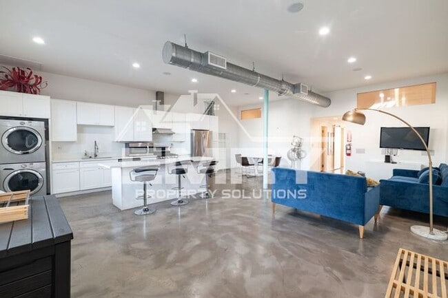 5655 E Beverly Blvd in East Los Angeles, CA - Building Photo - Building Photo