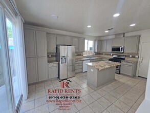 555 Centre Ct Dr in Tracy, CA - Building Photo - Building Photo