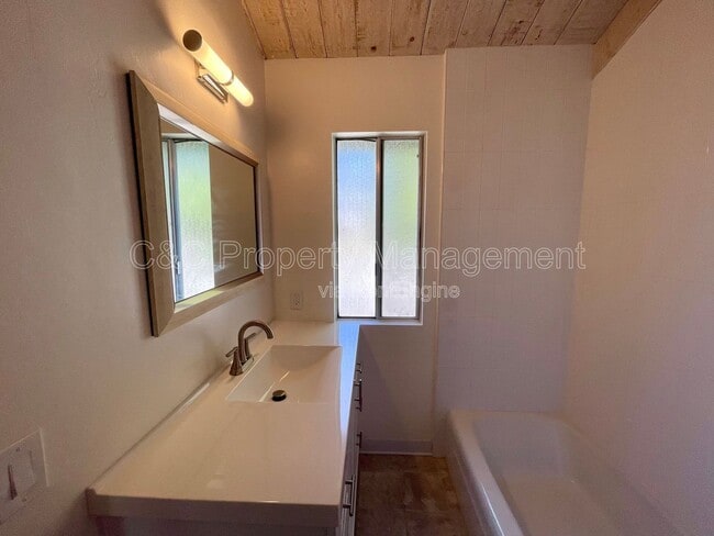 599 Irving Ave in Monterey, CA - Building Photo - Building Photo