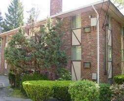 301 Oaklawn Ave in Cranston, RI - Building Photo
