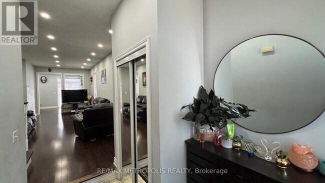 27 Red Hawk Rd in Toronto, ON - Building Photo - Building Photo