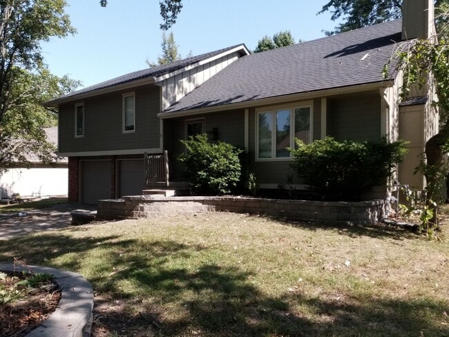 3912 SW 10 St in Blue Springs, MO - Building Photo - Building Photo