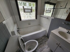 286 W Grace St in Bedford, OH - Building Photo - Building Photo