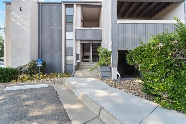 6490 S Dayton St, Unit L07 in Englewood, CO - Building Photo - Building Photo