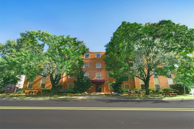 Allegory by Allen & Pugh in State College, PA - Foto de edificio - Building Photo