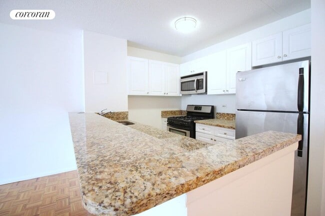 225 8th Ave in New York, NY - Foto de edificio - Building Photo