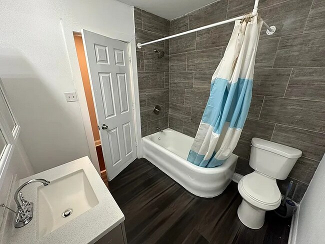 7839 S Saginaw Ave in Chicago, IL - Building Photo - Building Photo