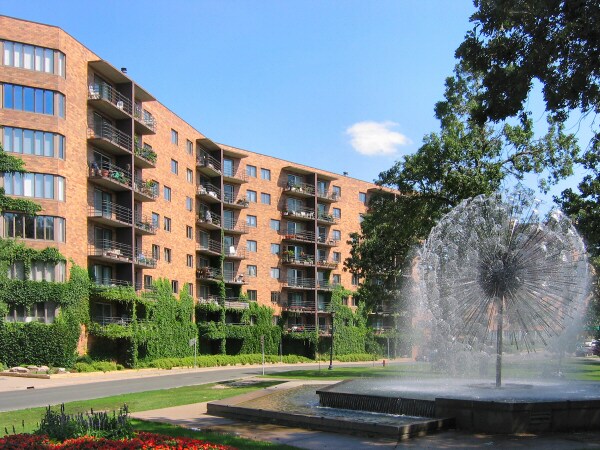 Loring Way Condominium in Minneapolis, MN - Foto de edificio