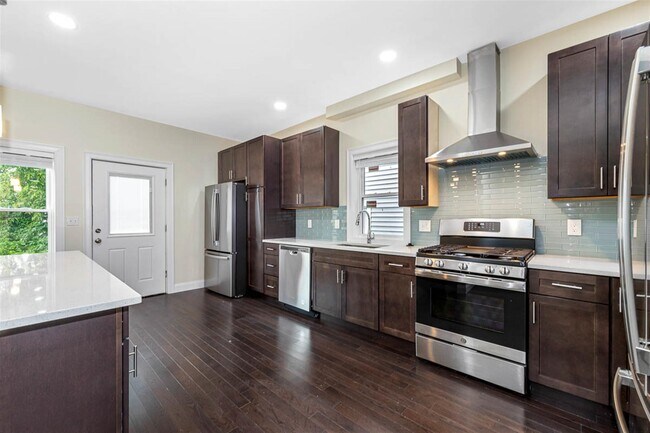 75 Winchester St, Unit 1 in Medford, MA - Foto de edificio - Building Photo