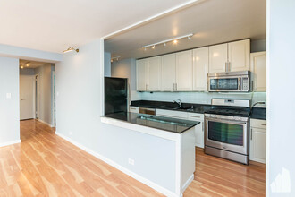 3950 N Lake Shore Dr, Unit 512C in Chicago, IL - Building Photo - Building Photo