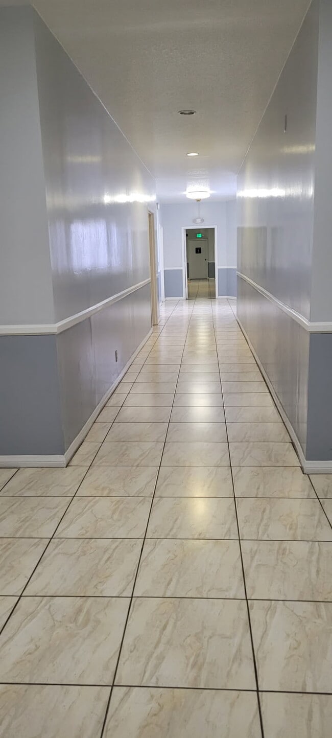 5135 Zelzah Ave, Unit 101 in Encino, CA - Foto de edificio - Building Photo