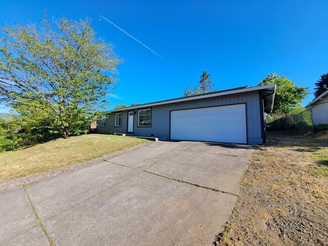 1993 Del Mar Dr in Roseburg, OR - Building Photo - Building Photo