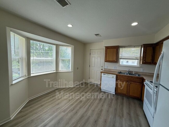 1100 N Noland Rd in Independence, MO - Foto de edificio - Building Photo