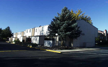 Dawson Square Apartments in Denver, CO - Foto de edificio - Building Photo