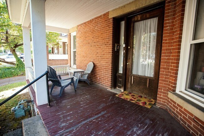 27 N College St in Athens, OH - Building Photo - Building Photo